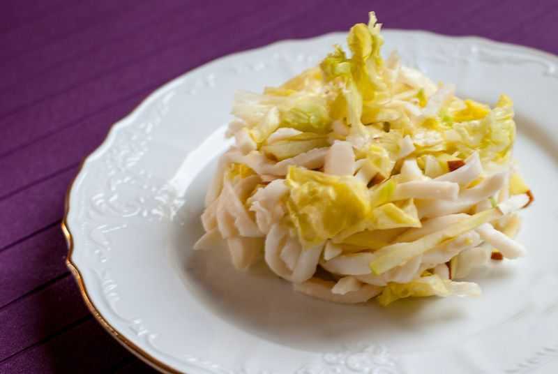 Салат с кальмаром огурцами яйцами рецепт с фото пошагово и видео - 1000.menu