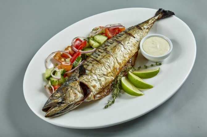 Как приготовить Фаршированная скумбрия луком и морковью  с использованием: скумбрия,морковь,сыр,лук репчатый Рыбка прекрасно разнообразит меню Фаршированная скумбрия с луком и морковью быстро готовится в духовке