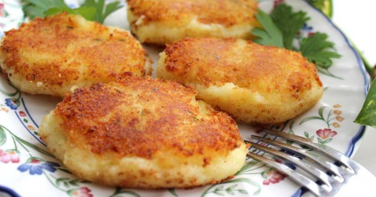 Картофельное пюре с луком жареным и маслом