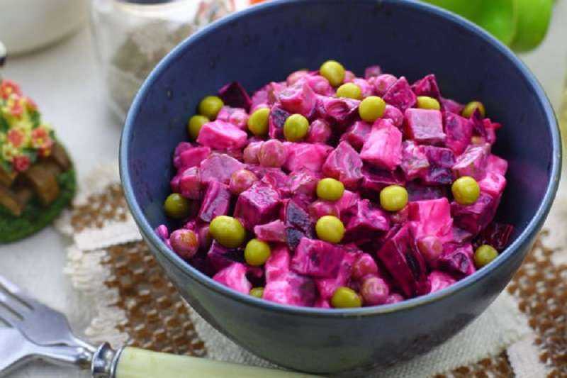 Салаты с зеленым горошком - 20 рецептов просто, вкусно и недорого