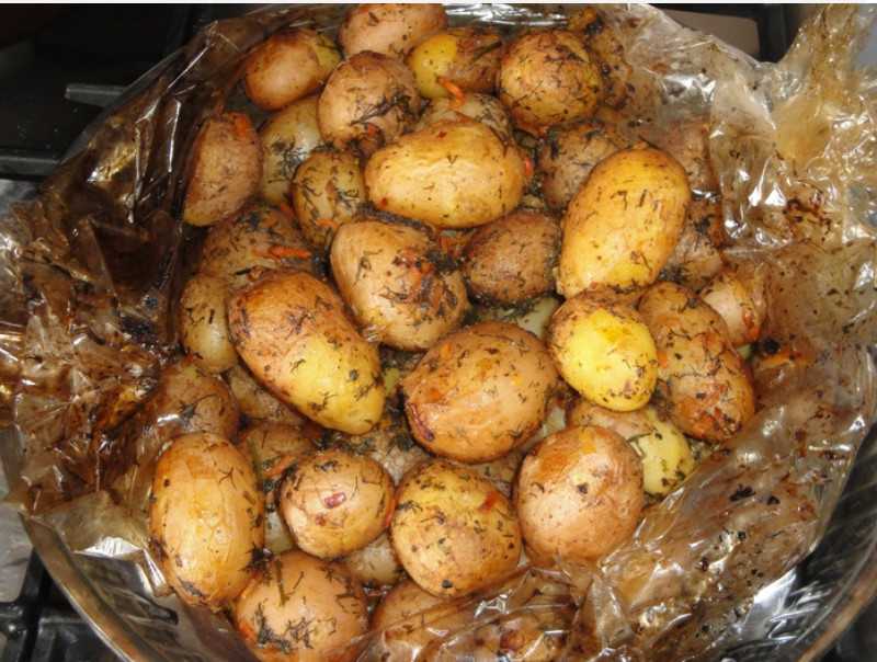Как вкусно запечь молодую картошку в духовке в рукаве для запекания
