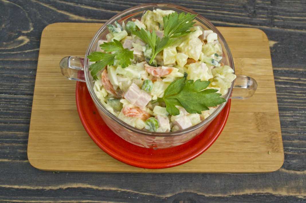 Салат оливье с колбасой и солеными огурцами классический - 5 рецептов с пошаговыми фото