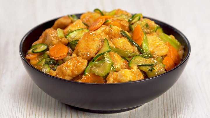 Курица тушеная с кабачками