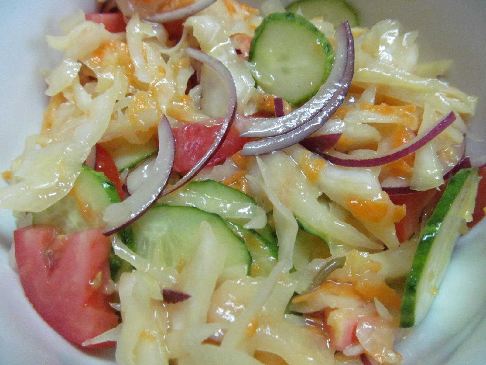 Салат из капусты с огурцом — хрустящее полезное лакомство