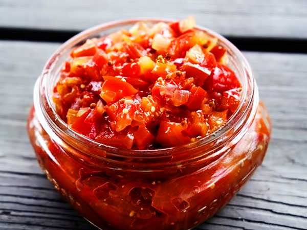 Салаты из помидоров на зиму «пальчики оближешь»: 12 простых и вкусных рецептов