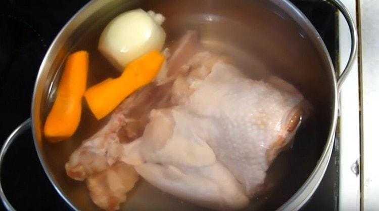 Куриная грудка сварить бульон. Мясо курицы в бульоне. Куриный бульон в кастрюле. Курица в кастрюле. Курица для варки.