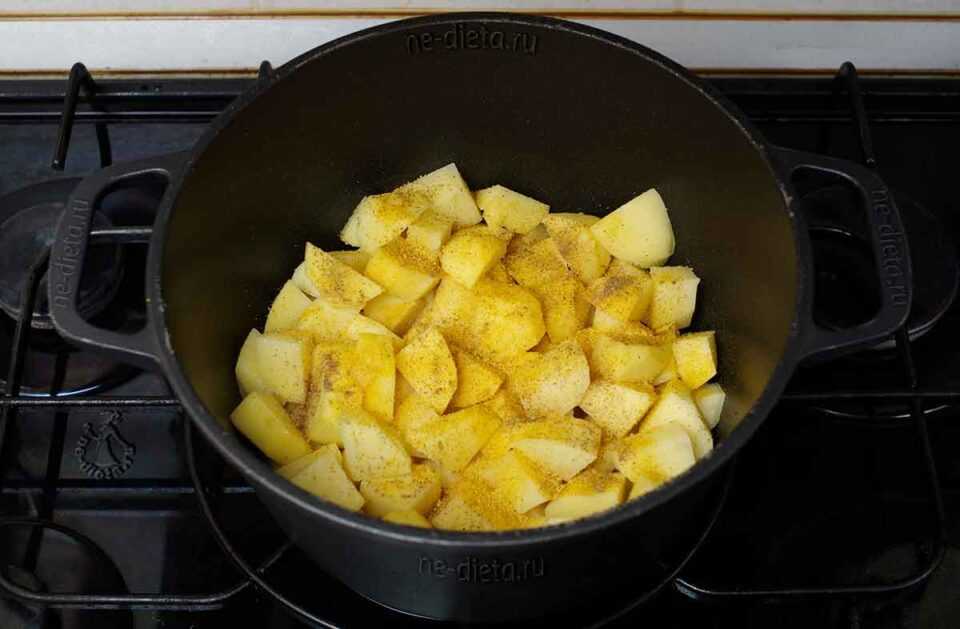 Жареная картошка с луком на сковороде: 7 лучших рецептов с фото