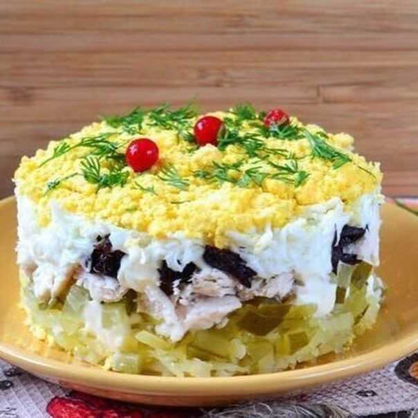 Салат с курицей, черносливом и огурцами