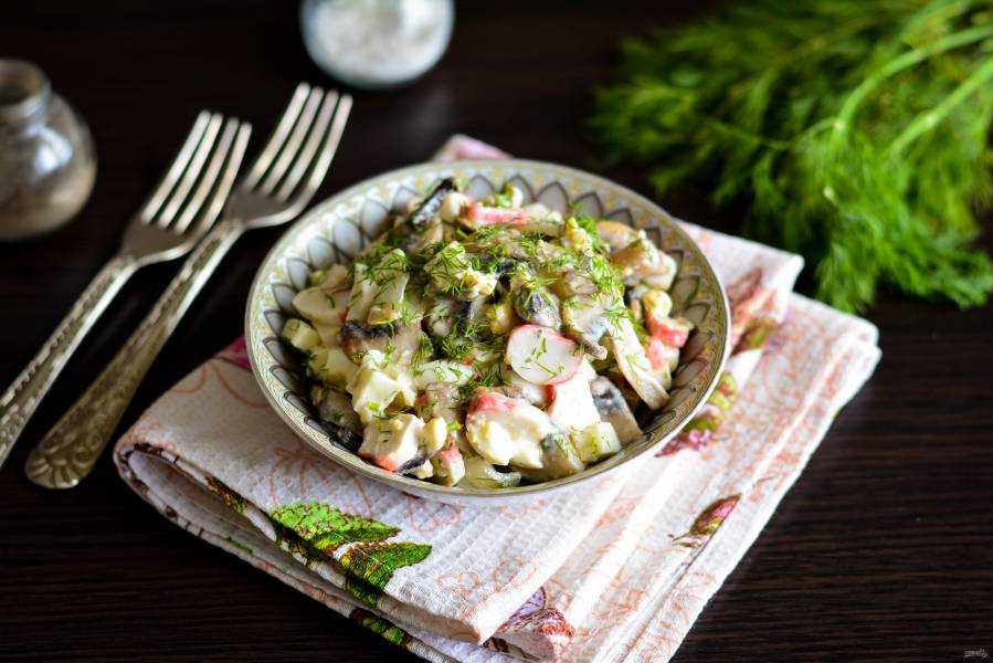 Салат с жареными шампиньонами и крабовыми палочками