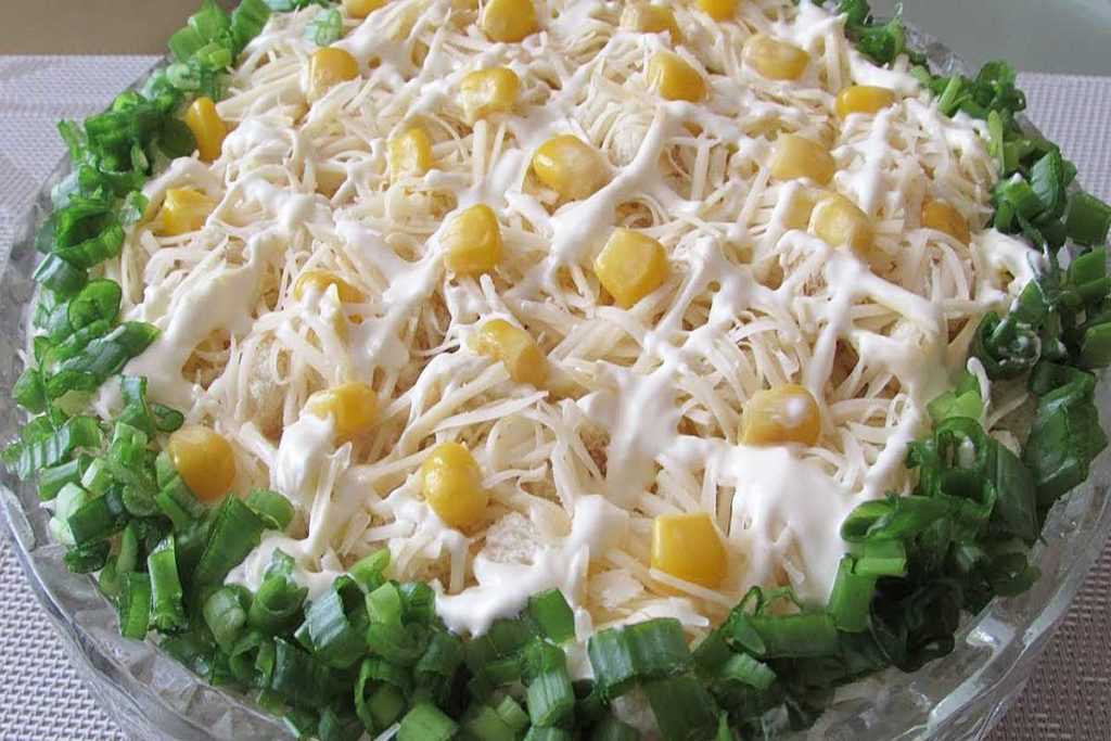 Салат минутка с копченой грудкой и помидорами и сыром и яйцом рецепт с фото пошагово