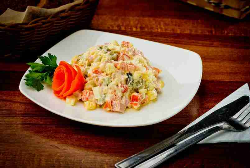 Итальянский салат с макаронами и ветчиной: рецепт