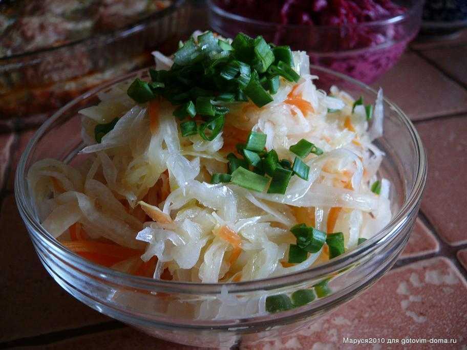 Салат из квашеной капусты "зимний" — рецепт салата с фото