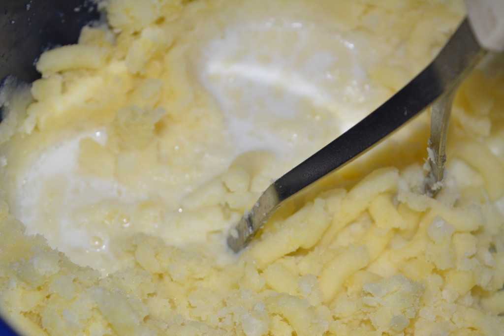Молоко лук масло. Приготовление пюре. Пюре картофельное с молоком и маслом. Молочное картофельное пюре. Пюре со сливочным маслом.