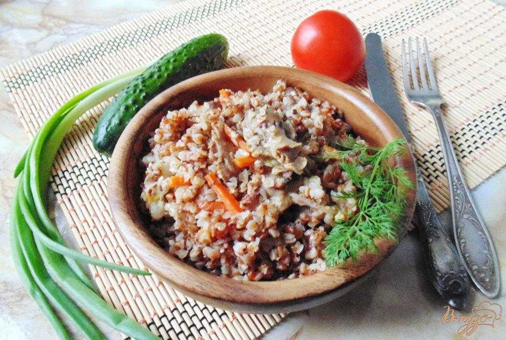 Гречневая каша в мультиварке. Гречневая каша с курицей. Гречка с помидорами. Гречка с томатами. Гречка с куриным филе.