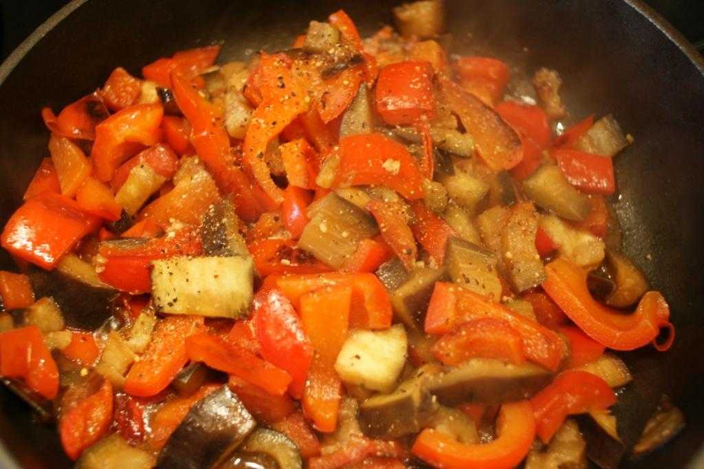 Баклажаны морковь лук помидоры на сковороде