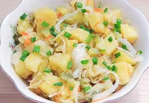 Салат из квашеной капусты с картофелем и клюквой