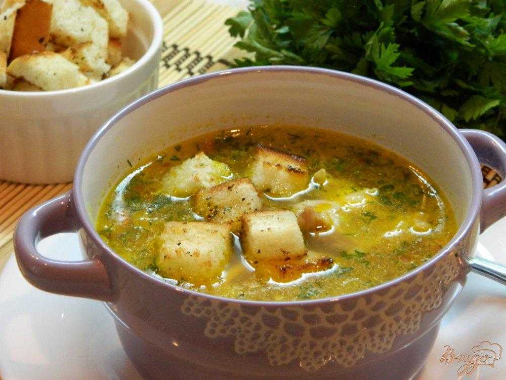 Мясной картофельный суп. Суп картофельный (с клецками и шпиком). Суп с сухариками. Наваристый картофельный суп. Картошка с бульоном.