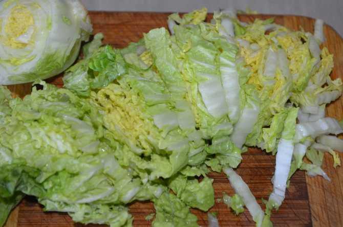 Салат с пекинской капустой, огурцом и горошком