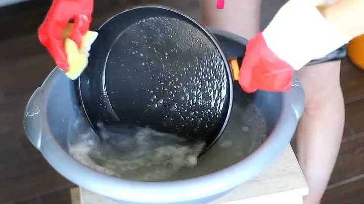 Очистить сковороду с антипригарным покрытием снаружи