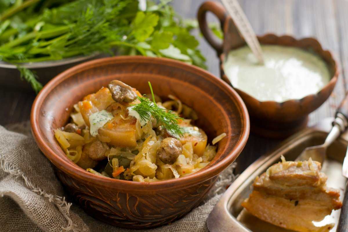 Рецепт тушеной квашеной капусты с грибами  - постные блюда из грибов от 1001 еда