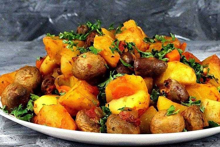 Куриные потроха с картошкой. очень ароматное и аппетитное блюдо.
