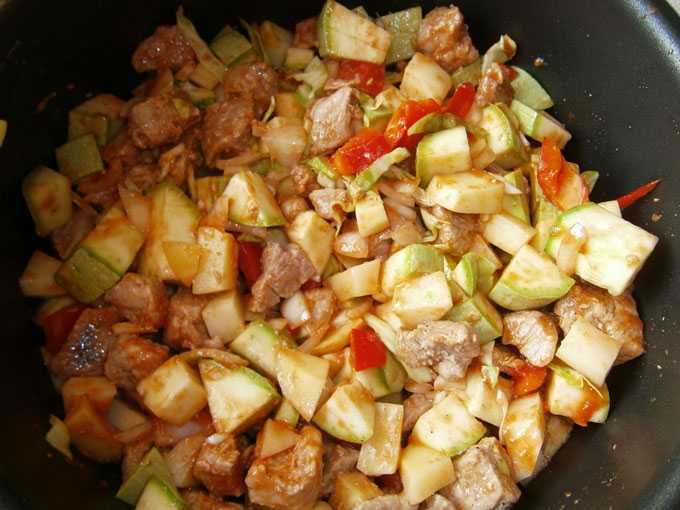 Овощное рагу с кабачками, перцем и помидорами