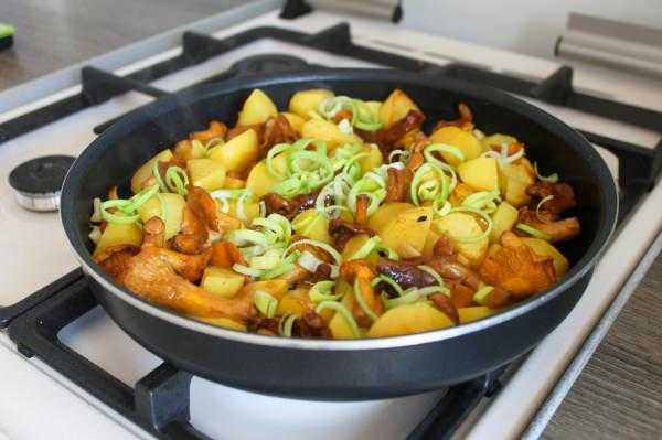 Жареные грибы с луком и морковью на сковороде