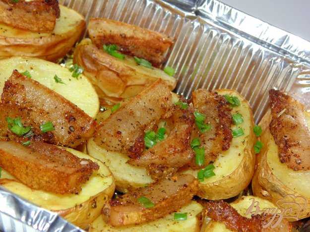 Картошка с салом в духовке рецепт. Картофель запеченный с салом в духовке. Картошка запеченная с салом в духовке. Картошка запеченная с салом. Печёная картошка в духовке с салом.