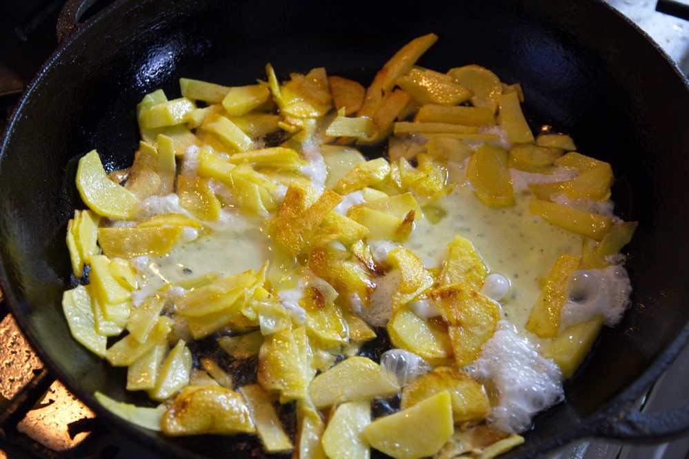 Жареная картошка на воде на сковороде. Жареная картошка. Жареная картошка с яйцом на сковороде. Жареная картошка с омлетом на сковороде. Жареная картошка с яичницей.