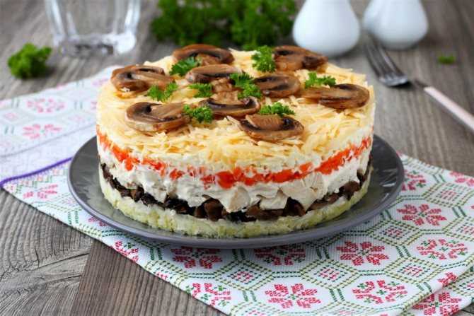 Салат с мясом и жареными шампиньонами