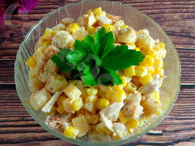 Салат из сыра с чесноком и яйцом и плавленный сыр