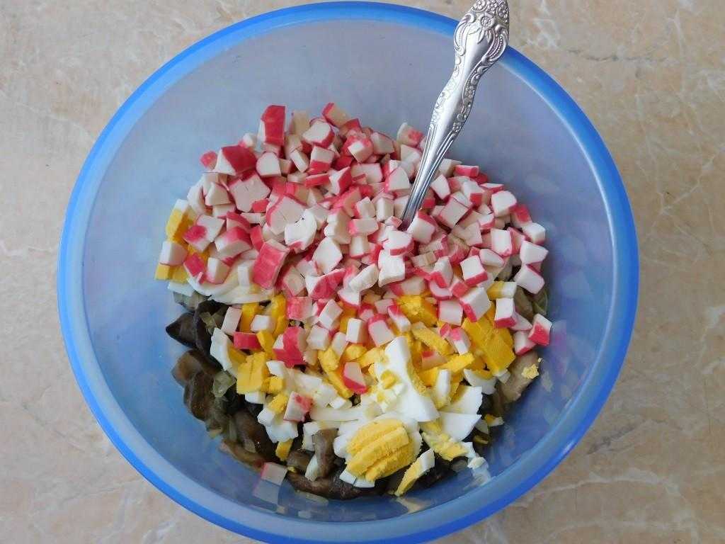 Салат с грибами и крабовыми палочками - 105 рецептов: салаты | foodini
