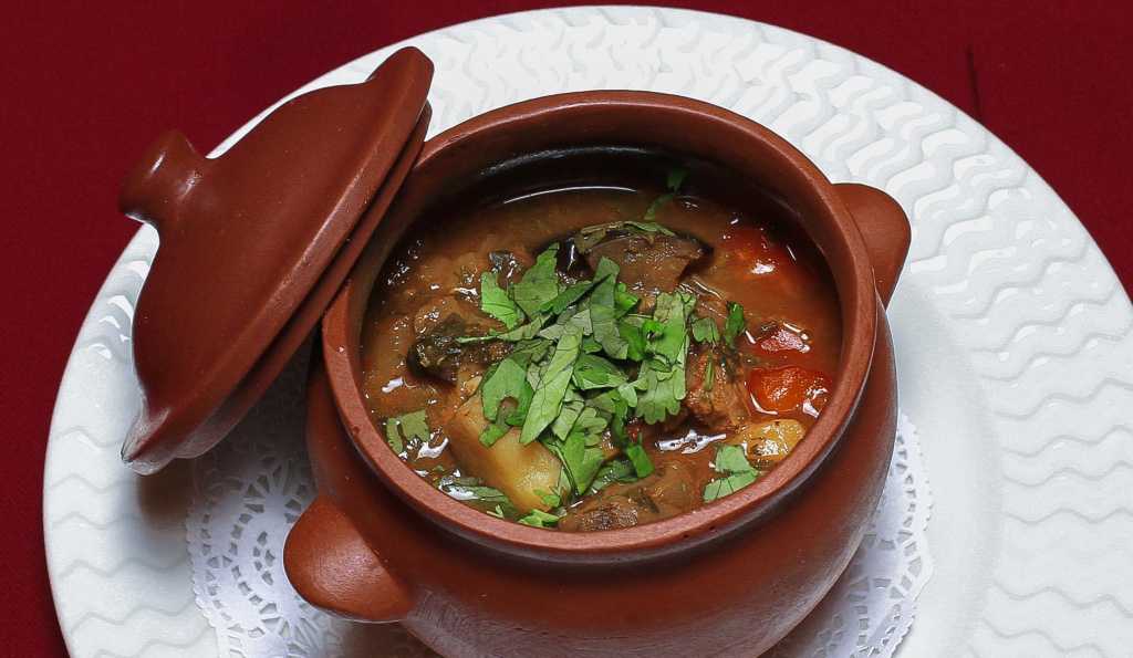 Суп с рисом и картофелем и мясом