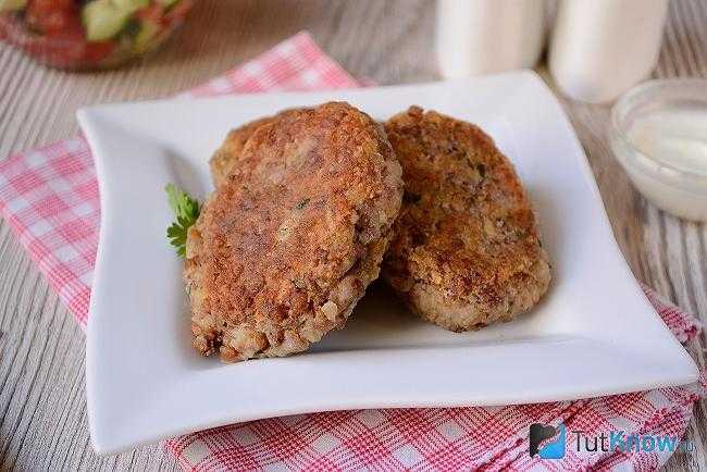 Котлеты фарша с гречкой на сковороде