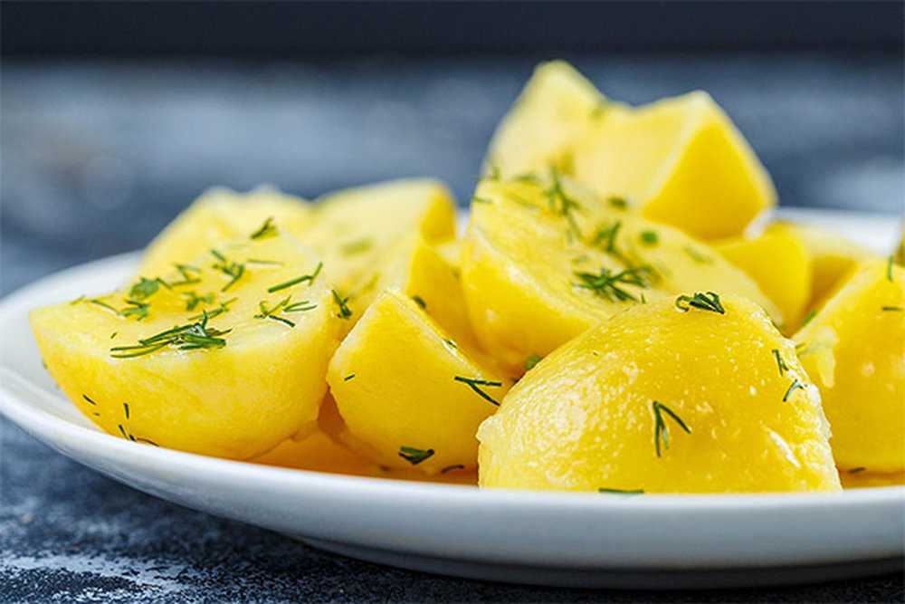 Самый простой и вкусный рецепт жареной картошки с мясом и луком 2021: пошаговый с фото