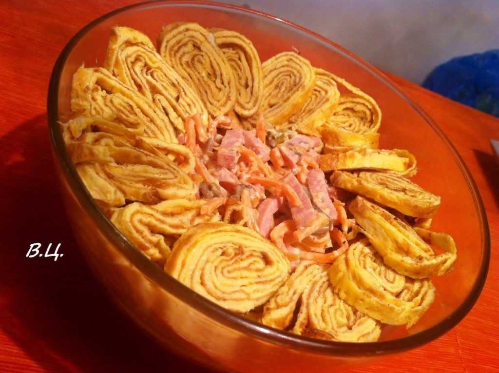 Салат с копченой грудкой и корейской морковью рецепт с фото пошагово и видео - 1000.menu