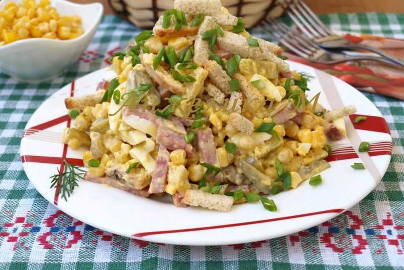 Салат с колбасой и свежими огурцами рецепт с фото пошагово и видео - 1000.menu
