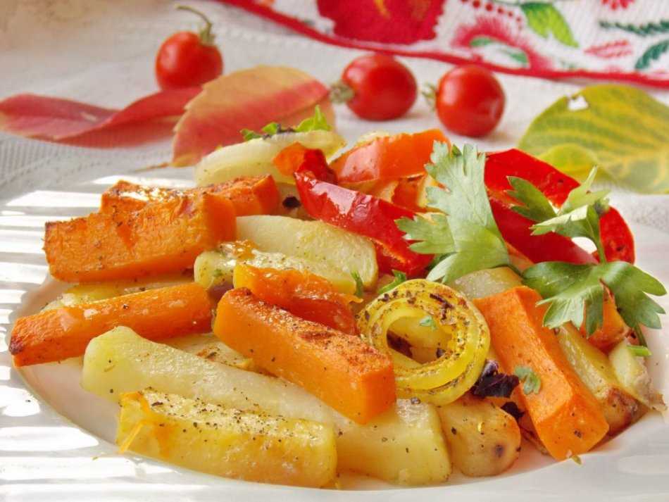 Картошка-гармошка с помидорами и сыром в духовке