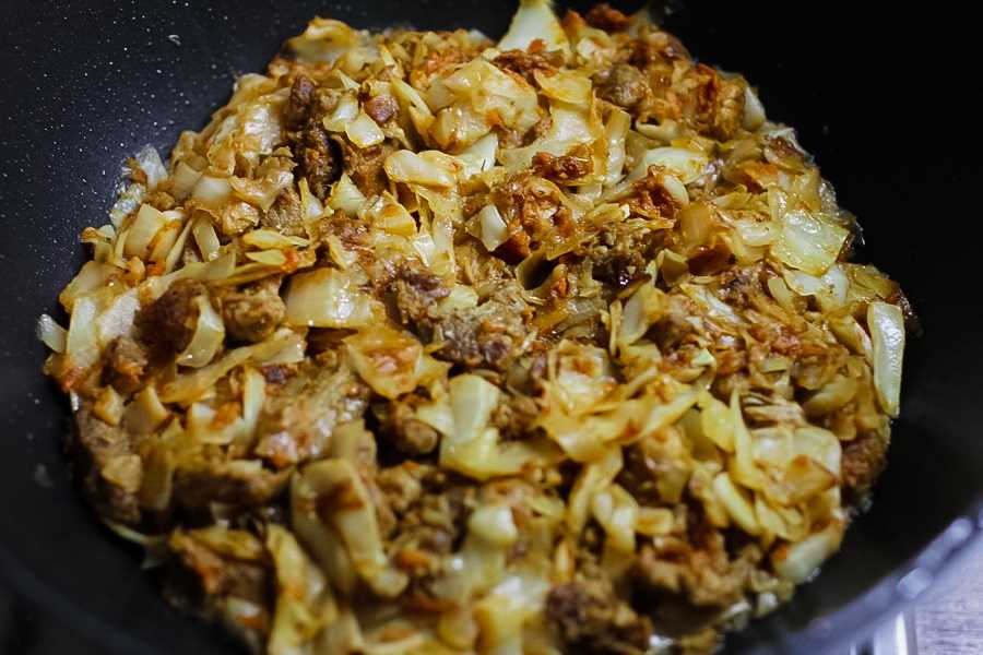 Жареная картошка с салом и луком на сковороде