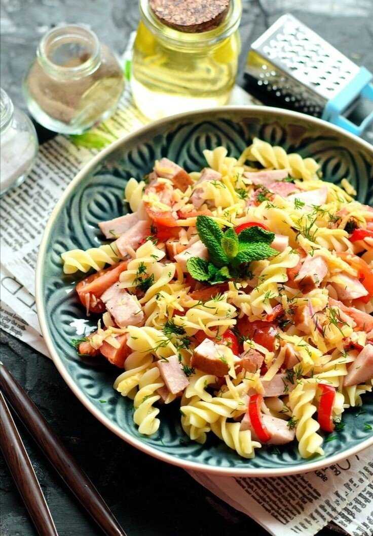 Как приготовить Салат с макаронами и колбасой с использованием: колбаса вареная,макароны,огурцы,кукуруза замороженая Салат с макаронами и колбасой – это полноценное итальянское блюдо, которое готово стать настоящей палочкой-выручалочкой Его можно скушать
