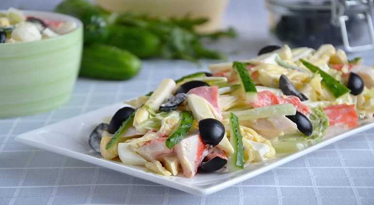 Салат с плавленым сырком и малосольным огурцом рецепт с фото пошагово - 1000.menu