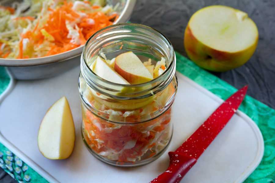 Как приготовить маринованную капусту с яблоками на зиму в банках: простые и вкусные рецепты, видео, фото
