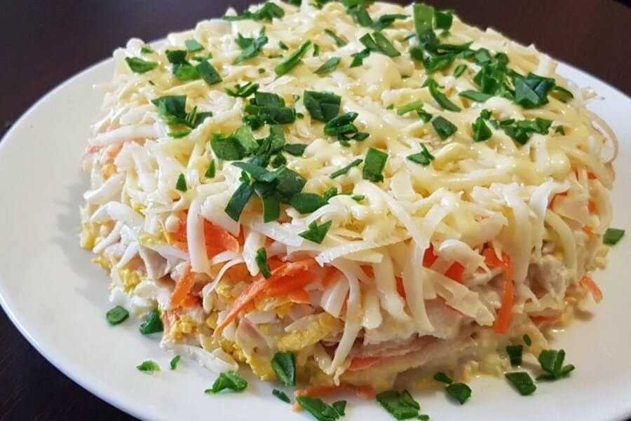 Салат изысканный с курицей морковью яблоками