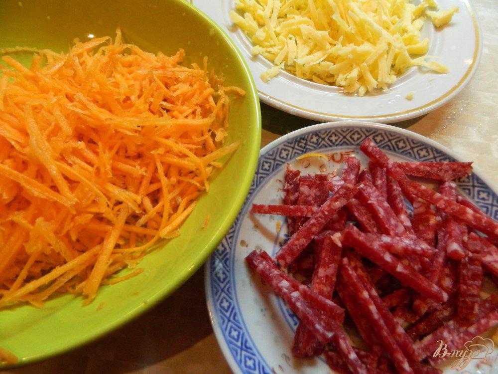 Как приготовить Салат из моркови с колбасой, сыром, сухариками и кукурузой с использованием: морковь,колбаса сырокопченая,сыр,сухари Салат из моркови с колбасой, сыром, сухариками и кукурузой вкусный, сытный, готовится быстро и это что-то новое на моем ст