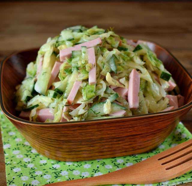 Салат с ветчиной курицей яблоками и огурцами