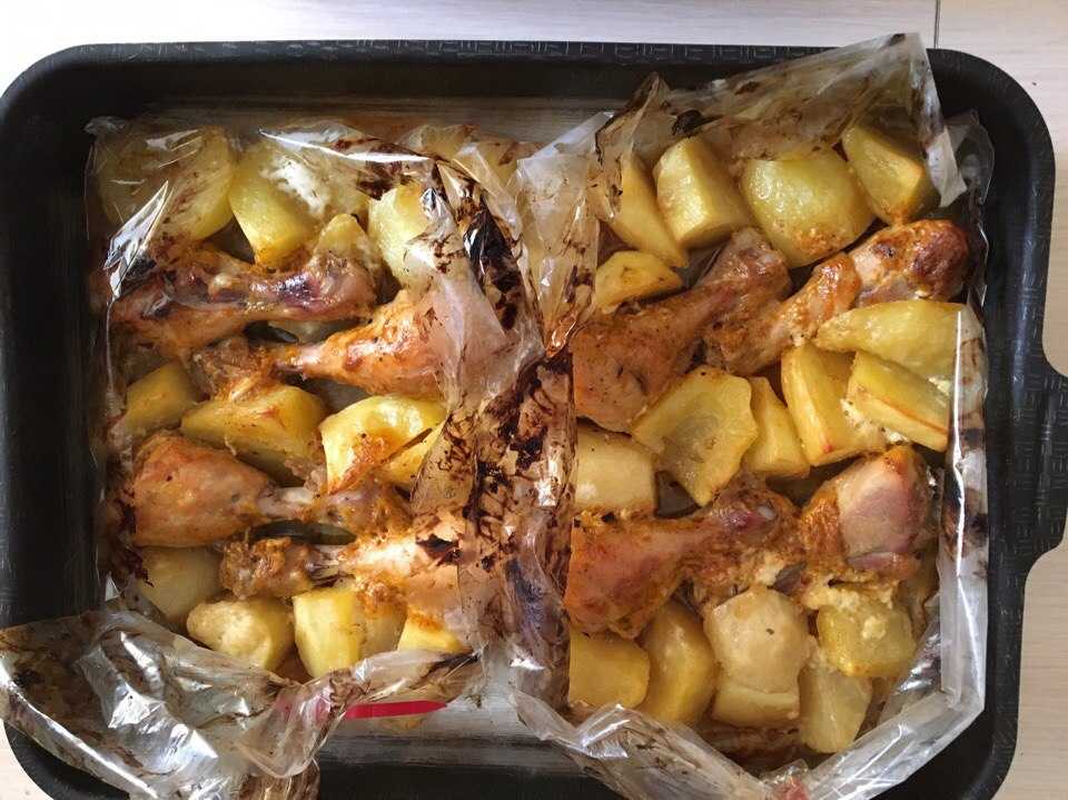 Рецепт картошки запеченной в рукаве в духовке. Курица с картошкой в рукаве. Курица с картошкой в рукв. Курица с картофелем в рукаве. Курица с картошкой в духовке в рукаве.