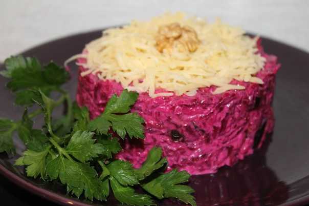 Салат из свеклы с чесноком - простота с привкусом пикантности: рецепт с фото и видео