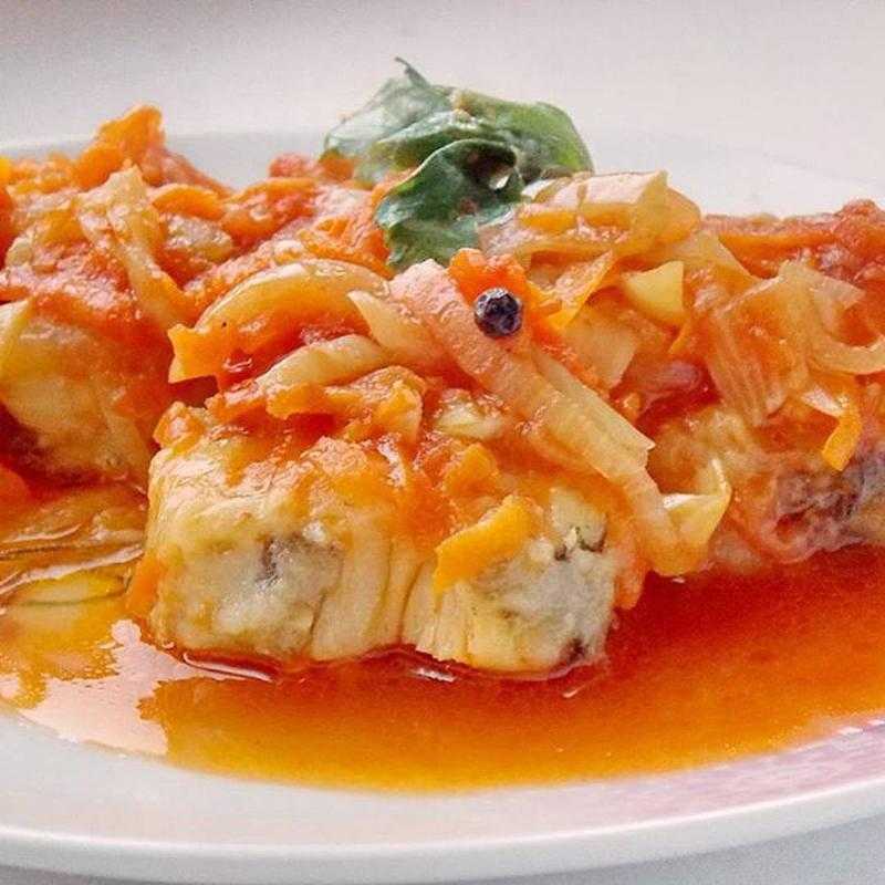 Жареная рыба с луком и болгарским перцем и