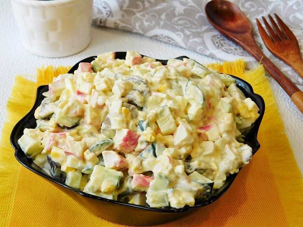 Крабовый салат с курицей и кукурузой и грибами