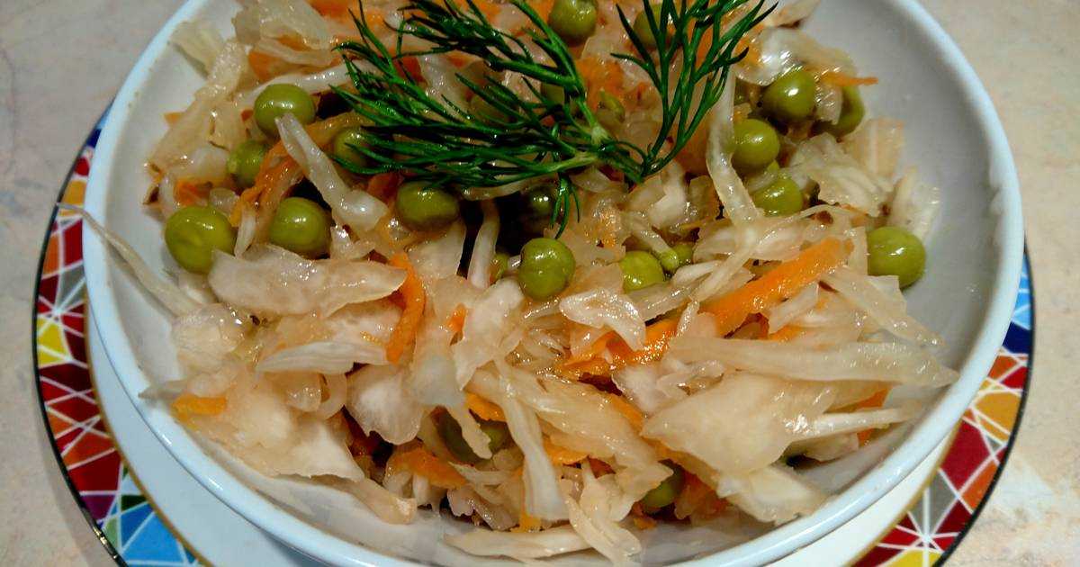 Салат из капусты с мясом и зеленым горошком